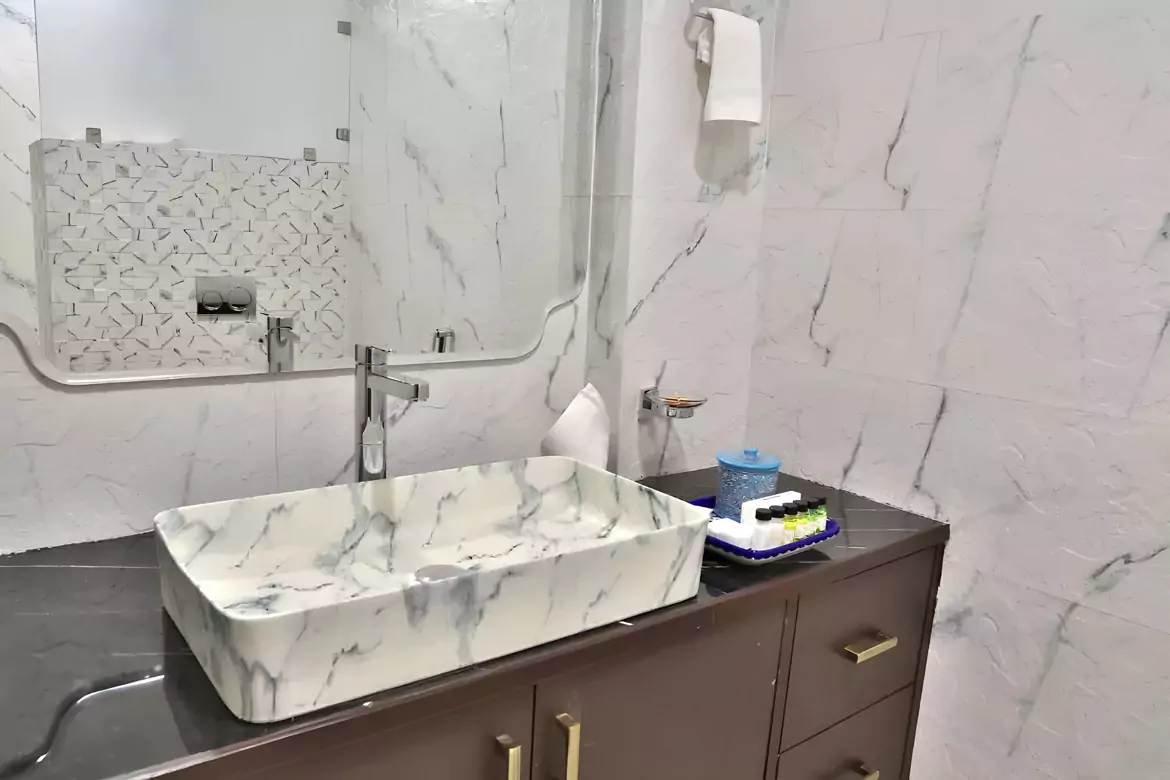 Bathroom facilities at Marigold Inn Homestay Jaipur
